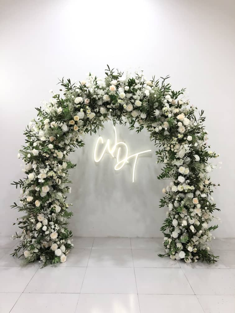 L’Extraudinaire Floral Arch